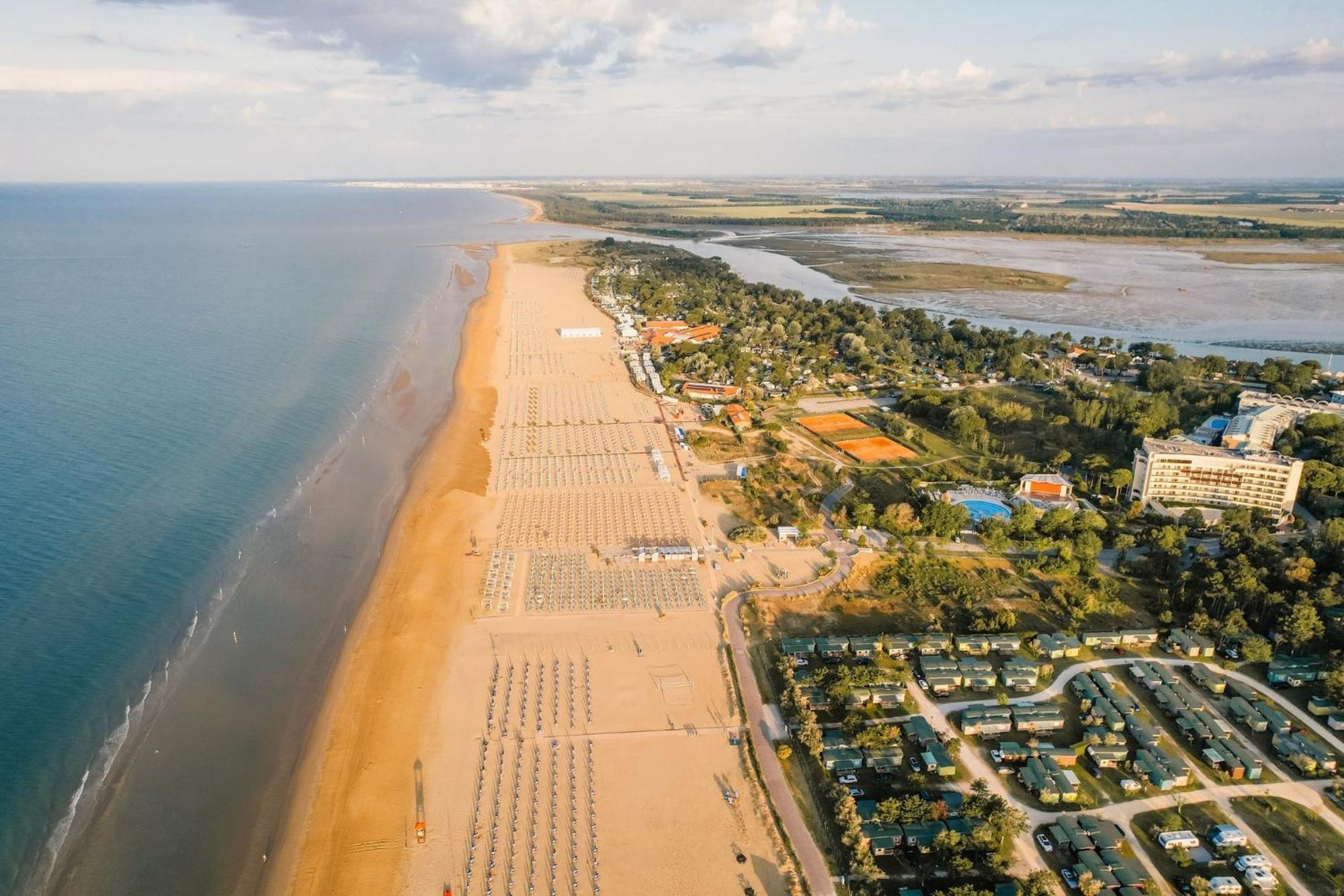 Apartment Seafront With Pool In Bibione